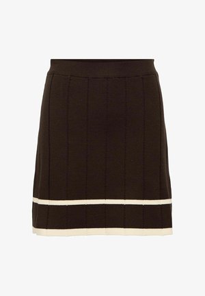 Jupe en tricot marron avec des lignes verticales et des rayures horizontales blanches contrastantes à l'ourlet. Taille ajustée pour un maintien confortable.