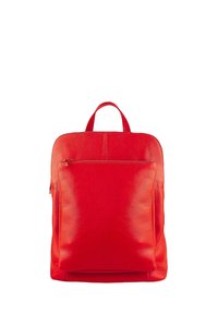 Sac à dos en cuir rouge avec une finition texturée, doté d'une poche zip sur le devant et d'une poignée supérieure pour le transport. Design rectangulaire doux.