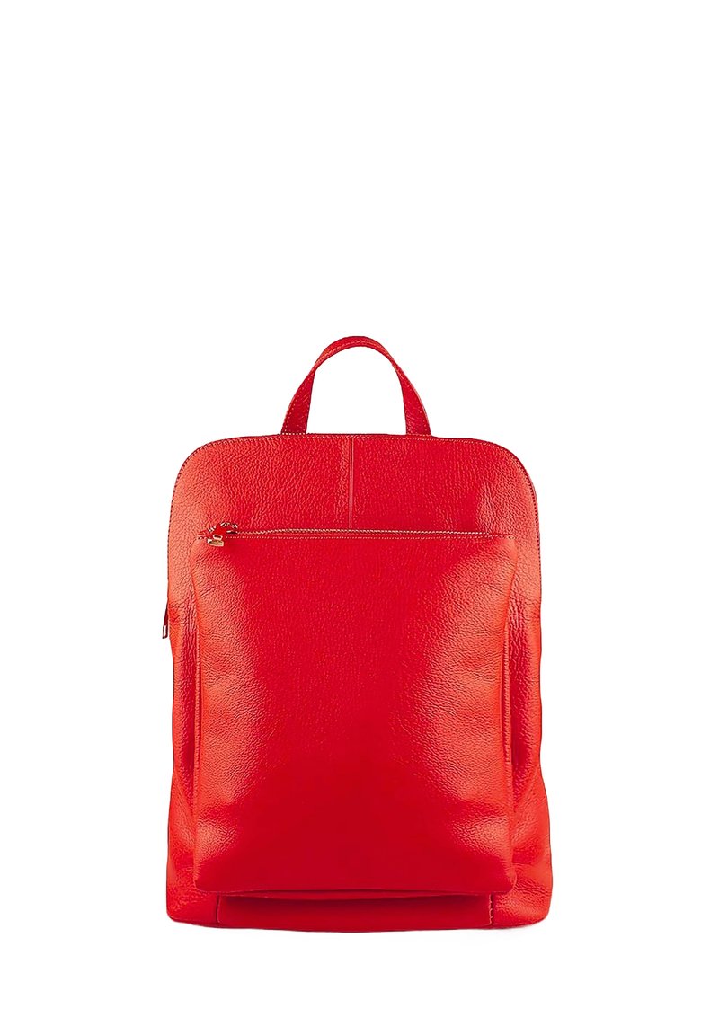 Sac à dos en cuir rouge avec une finition texturée, doté d'une poche zip sur le devant et d'une poignée supérieure pour le transport. Design rectangulaire doux.