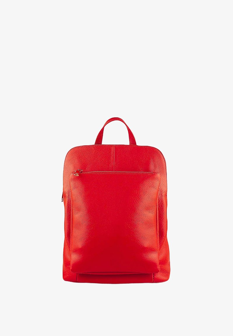 Sac à dos en cuir rouge avec une finition texturée, doté d'une poche zip sur le devant et d'une poignée supérieure pour le transport. Design rectangulaire doux.