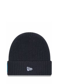 Strickmütze in Dunkelblau mit geripptem Muster. Besitzt einen umgeschlagenen Bund und ein kleines weißes Logo auf der Vorderseite, mit einem blauen Akzent an der Seite.