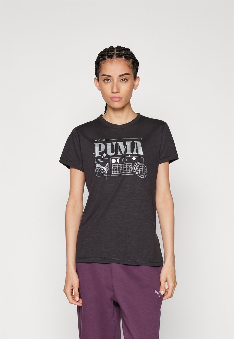 T-shirt en coton noir avec un logo argenté "PUMA" bien visible, illustré de divers motifs sportifs, à manches courtes et avec un col rond.