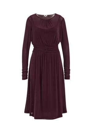 Rochie lungă burgundă cu mâneci lungi, decolteu rotund, talie strânsă și fustă fluidă; materialul are un ușor luciu și o textură netedă.