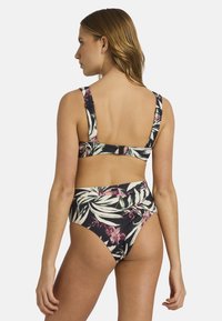 Hoge taille bikini set in zwart met tropisch bloemenpatroon. Voorzien van brede bandjes, verstelbare achtersluiting en een gladde, rekbare stof.