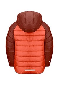 Rote und braune gepolsterte Jacke mit Kapuze, mit horizontalen Nähten, glatter Textur und reflektierenden Akzenten an den Ärmeln und am Rücken.