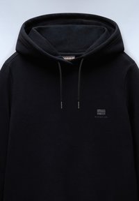 Sudadera negra de tela suave, con una capucha grande, cordón y un pequeño logo en el pecho. Textura lisa sin patrones visibles.