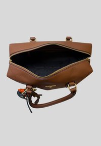 Borsa a mano in pelle marrone con texture, hardware color oro, chiusura superiore con cerniera e interno nero. Presenta un portachiavi decorativo e una tracolla regolabile.