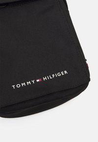 Tommy Hilfiger MINI REPORTER UNISEX - Borsa a tracolla - black