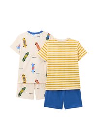 Ensemble pour enfants en deux pièces comprenant un t-shirt crème avec des motifs de skateboard, associé à un t-shirt à rayures jaunes et un short bleu. Matière en coton.