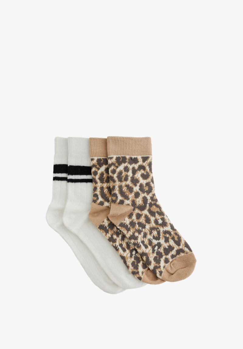 Trīs zeķu pāri: divi ir vienkrāsaini balti, viens ar melnām svītrām; trešais ir ar rakstainu beigiem un brūniem leopardu pleķiem. Mīksta adīta tekstūra.