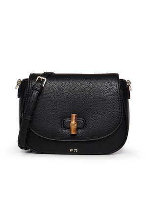 Zwarte crossbodytas van getextureerd leer met klepsluiting, sluiting in bamboestijl, verstelbare riem en klein gouden "V 73"-logo onderaan het midden.