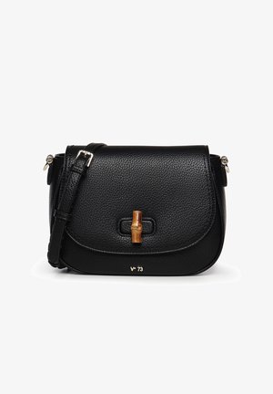 Zwarte crossbodytas van getextureerd leer met klepsluiting, sluiting in bamboestijl, verstelbare riem en klein gouden "V 73"-logo onderaan het midden.