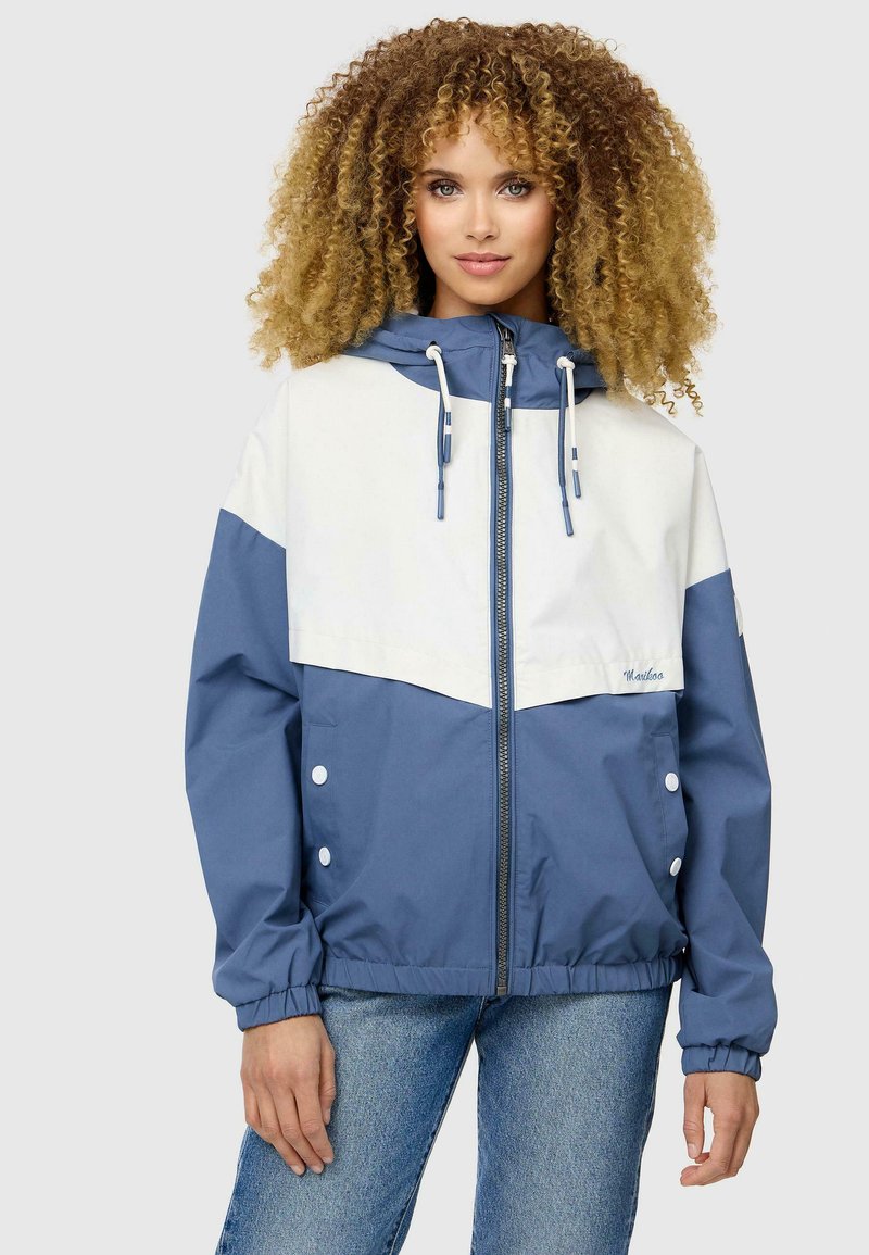 Veste légère à zip, présentant un design en blocs de couleur bleu et blanc, avec capuche à cordon de serrage et poignets élastiques. Boutons-pression sur les poches avant.