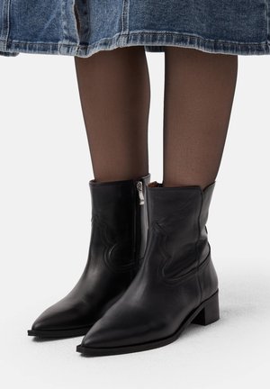 L37 Cowboy/biker ankle boot - black