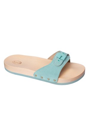 Jasnoniebieskie zamszowe sandały na platformie z drewna, z klamrą i dekoracyjnymi złotymi ćwiekami. Gładka tekstura, ergonomiczny kształt.