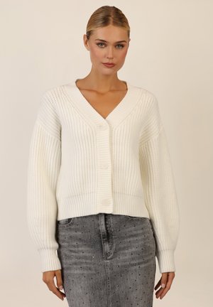Weiße Rippstrick-Cardigan mit tiefem V-Ausschnitt und fünf Knöpfen, langen, leicht puffärmeligen Ärmel und cropped Saum.