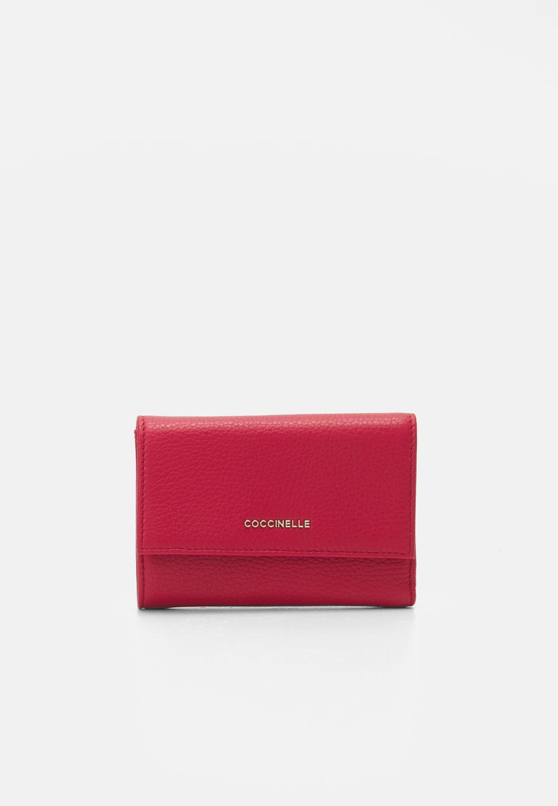 Portefeuille en cuir texturé rouge avec rabat pliant et logo métal argenté "COCCINELLE" centré sur le devant.