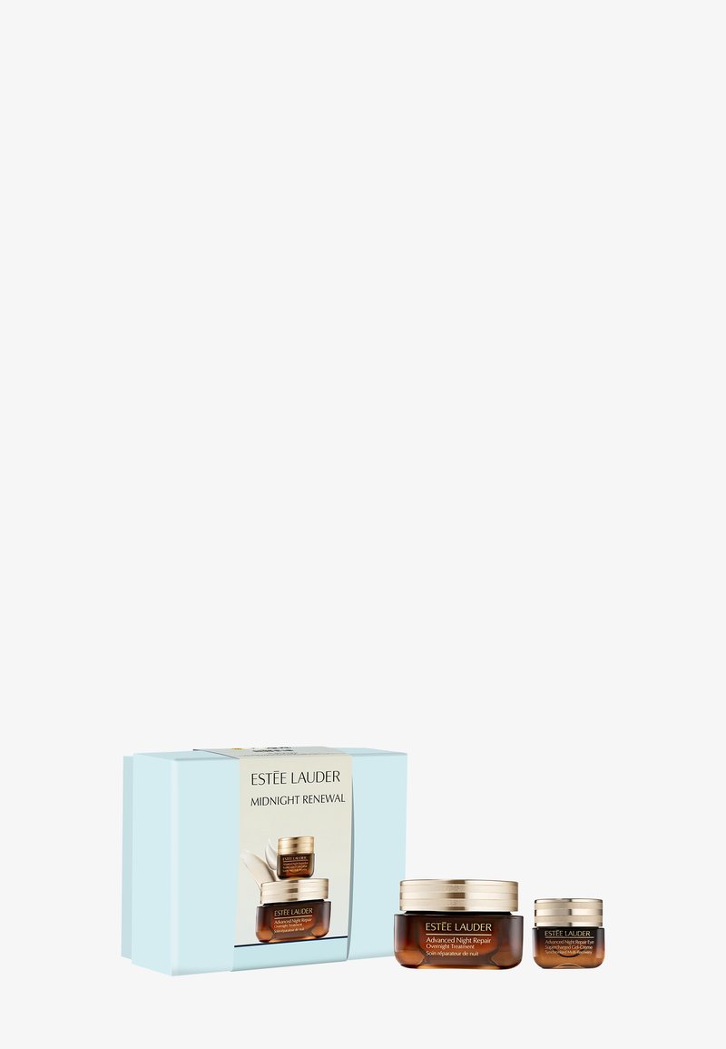 Il set Midnight Renewal di Estee Lauder presenta una scatola azzurro chiaro con dettagli dorati, contenente due barattoli: un grande barattolo marrone e un piccolo barattolo con coperchio silver.
