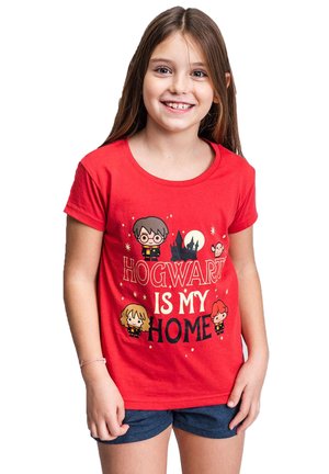 T-shirt en coton rouge avec des personnages de dessin animé et le texte "HOGWARTS EST MON FOYER". Manches courtes et col rond. Texture douce.