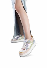 Sneaker multicolore con un mix di materiali rosa pastello, verde, blu e bianco. Presenta una suola testurizzata e un dettaglio del logo ben visibile.