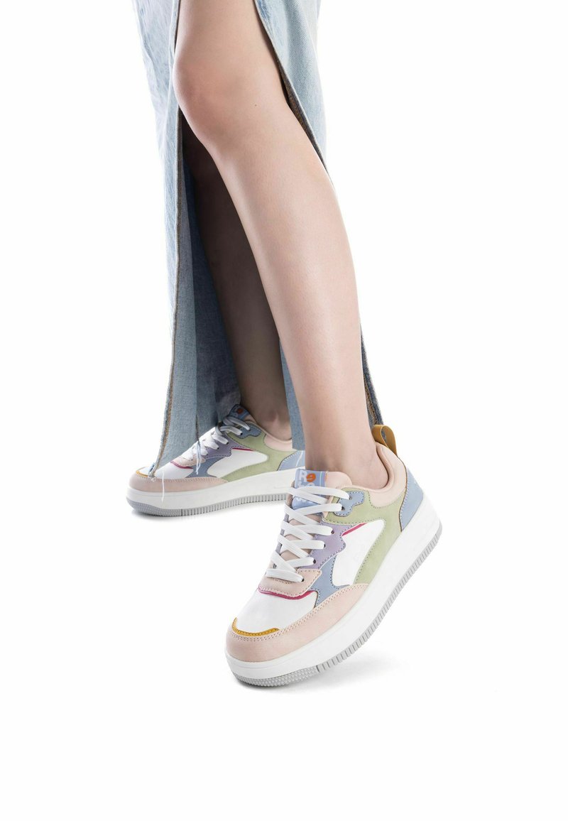 Sneaker multicolore con un mix di materiali rosa pastello, verde, blu e bianco. Presenta una suola testurizzata e un dettaglio del logo ben visibile.