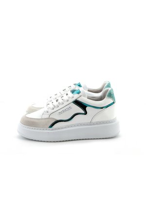Sneaker bianco con rivestimento in suede testurizzato, accenti turchesi e una spessa suola bianca. Presenta un design a onde nere e dettagli in tessuto sul tallone.