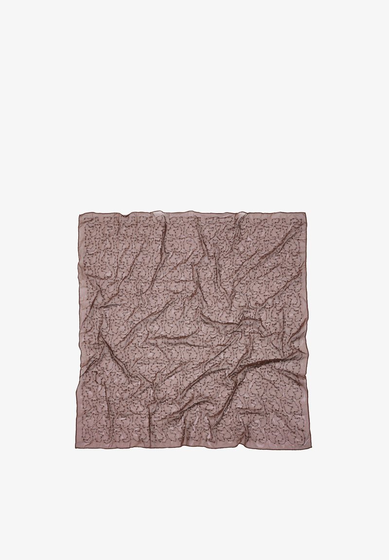 Przezroczysty, brązowy szal o pomarszczonej fakturze i kwiatowym wzorze na całej powierzchni. Lekki, miękki materiał o delikatnym wyglądzie.