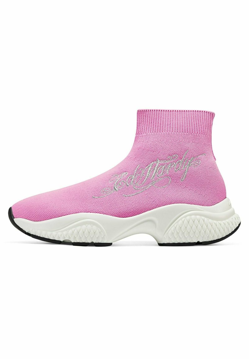 Rosa stickad strumpsneaker med en vit texturerad sula, som har silverfärgad kursiv text på sidan och en svart gummisula.