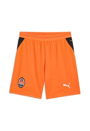 Lyseorange sportsshorts med sorte sidelommer, et teamlogo på venstre ben og et hvidt Puma-logo på højre ben.