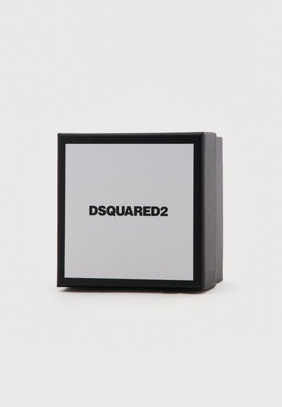 Boîte carrée noire et grise avec "DSQUARED2" imprimé en lettres noires audacieuses à l'avant, sur un fond blanc uni.