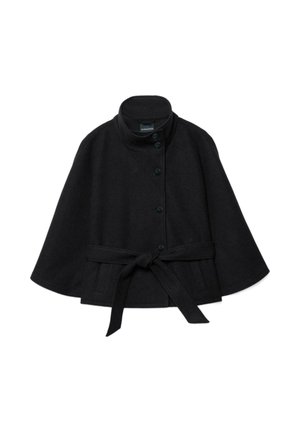 Crni vuneni ogrtač s kapuljačom visokog ovratnika, pet gumba sprijeda, bočni džepovi i remen u struku vezan u čvor.
