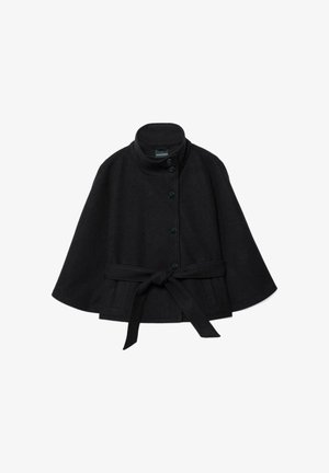Cape manteau en laine noire avec col montant, cinq boutons sur le devant, poches latérales et ceinture à la taille nouée en un nœud.