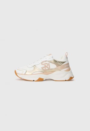 Weiße Sneaker mit metallischen Gold- und Blush-Akzenten, Obermaterial aus Mesh und Synthetik, dicke weiße Sohle, mit einem auffälligen Logo-Detail an der Seite.