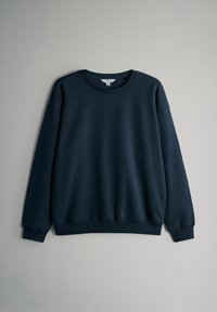 Felpa a maniche lunghe blu navy scuro con collo a giro, dotata di polsini e orlo a coste, esposta su uno sfondo grigio chiaro.