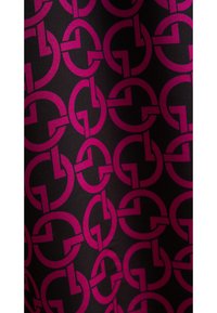 Tessuto nero con un motivo circolare intrecciato di un brillante colore rosa. Il design presenta accenti angolari all'interno dei cerchi. Texture liscia.