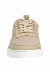 Sneaker beige con upper in rete, dettagli in suede e suola in gomma bianca. Design con lacci e linguetta sul tallone per una facile calzata.