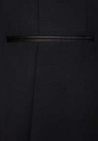 Czarna tkanina o gładkiej fakturze, z poziomym satynowym pasem na środku i diagonalnymi plisami po bokach.