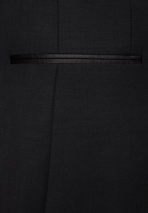 Czarna tkanina o gładkiej fakturze, z poziomym satynowym pasem na środku i diagonalnymi plisami po bokach.