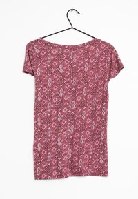 Top s krátkými rukávy z vínové látky s květinovým vzorem a bílými akcenty. Kulatý výstřih a volný střih, zavěšený na černém ramínku.