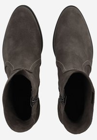 Bottines en daim gris foncé avec une texture lisse, un bout pointu et des zips sur les côtés. Talon arrondi et détails de couture contrastants.