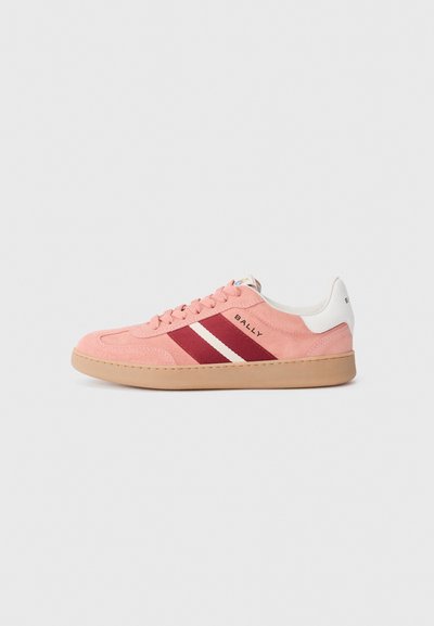 Lyserøde ruskindsneakers med hvide detaljer og maroon striber, med rund tå og en lys tan gummisål. "BALLY" logo på siden.