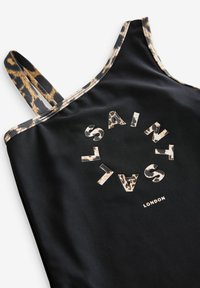 Svart baddräkt med leopardmönstrade axelremmar. Har en cirkulär logotyp "SAINTS" i djurmönster och texten "LONDON" nedanför. Slät tygstruktur.