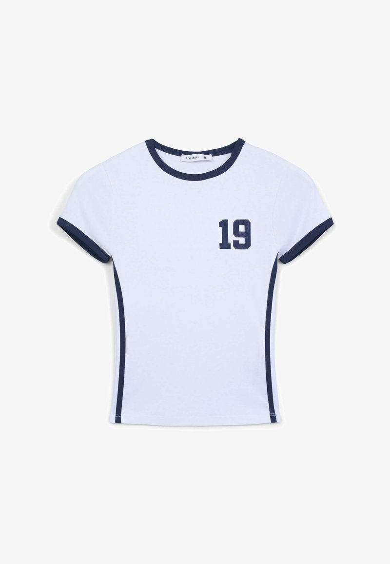 T-shirt bianco a maniche corte con rifiniture e dettagli laterali blu navy. Presenta il numero "19" stampato in blu navy sul lato sinistro del petto.