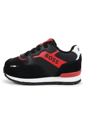 Baskets noires avec des accents rouges, en daim et matériaux synthétiques. Présentent un col rembourré, une semelle intermédiaire blanche et une semelle extérieure en caoutchouc noir. Logo BOSS affiché.