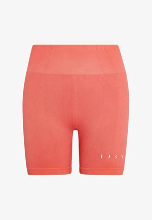 Korálové športové šortky vyrobené z elastického materiálu, s vysokým pásom a bielou značkovou logom na ľavej strane.