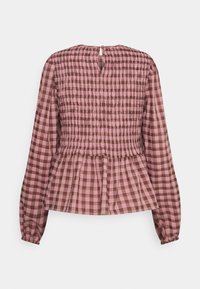 Růžovo-hnědá kostičkovaná blůza s dlouhým rukávem, smockovaným živůtkem, nařaseným peplum lemem, elastickými manžetami a knoflíkovým zapínáním s otvorem na zádech.