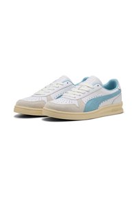 Sneaker bianchi con dettagli azzurri, materiali in pelle liscia e suede, punta arrotondata, perforazioni per la traspirabilità e suola in gomma testurizzata.