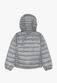 Giubbotto puffa grigio con cappuccio, caratterizzato da un design trapuntato e con particelle riflettenti sparse. Visibili dettagli con polsini e orlo elasticizzati.