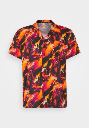 Chemise à manches courtes à boutons de couleur noire avec un motif abstrait vif de tourbillons orange, rose et violet ; comprend une poche poitrine.