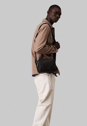 Calvin Klein BUSINESS TECH CAMERA BAG - Torba čez telo - ck black